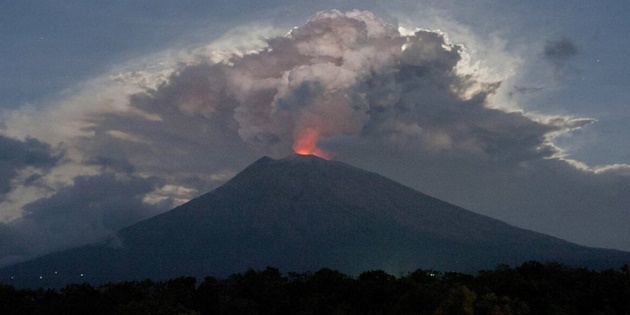 Endonezya’da Yanardağ Patladı, Havalimanı Kapatıldı